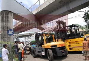 011016-crane-merak-1