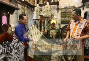HARI BATIK : Pimpinan Kantor Cabang Sudirman I Bank Rakyat Indonesia (BRI) Dadang Rukman (kiri), bersama GM Property of Management Thamrin City Adi Adnyana (kanan), mengunjungi salah satu toko penjualan batik di Thamrin City, Jakarta, Senin (3/10). Untuk memeriahkan Hari Batik Nasional 2016, Thamrin City bersama BRI menggelar kegiatan bertema 'Keanekaragaman Pusat Bati Thamrin City' yang mengangkat pelestarian batik melalui berbagai lomba dan pameran. Foto : UKON FURKON SUKANDA/INDOPOS