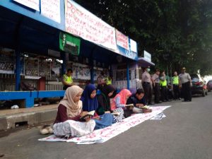 http://www.bantenhariini.id/wp-content/uploads/2018/05/Aksi-Solidaritas-Korban-Represif-HMI-MPO-Serang-Buka-Posko-Hingga-Tadarusan_foto-bantenhariini_aep.jpeg
