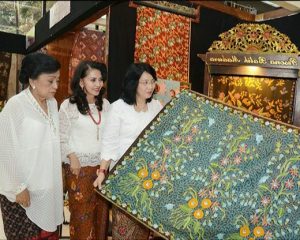 http://www.bantenhariini.id/wp-content/uploads/2018/05/Pelaku-IKM-Batik-Nasional-Melenggok-di-Paris_foto-bantehariini_setiawan_1_1.jpg