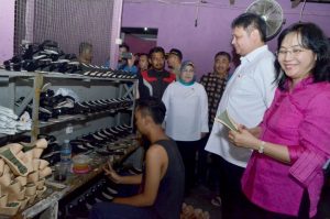 http://www.bantenhariini.id/wp-content/uploads/2018/05/Ponpes-Sunan-Drajat-Produksi-Ribuan-Sandal-Jepitfoto-bantenhariini_aep.jpeg