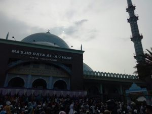 http://www.bantenhariini.id/wp-content/uploads/2018/06/NGABUBURIT-SAMBIL-TADARUS-DI-MASJID-RAYA-AL-AZHOM-TANGERANG_foto-bantenhariini_aep-BHI.jpg