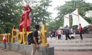 http://www.bantenhariini.id/wp-content/uploads/2018/06/Pesona-Taman-Potret-Jadi-Destinasi-Ngabuburit-di-Tangerang_foto-bantenhariini_aep_BHI.jpg
