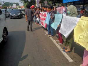BBM Naik, KMS 30 dan HMS Demo di Depan Kampus UIN Banten_Foto Bantenhariini_Aep.BHI
