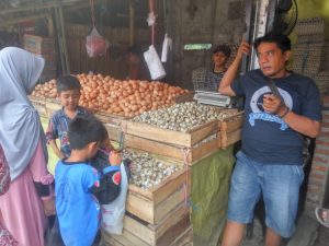Dolar Naik, Telur Ayam di Pasar Induk Rau Serang Ikut-ikutan_Foto Bantenhariini_Aep.BHI