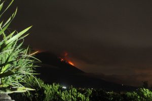 Gunung Agung Meletus, Lahar Capai 2 km_Foto Bantenhariini_aep.BHI