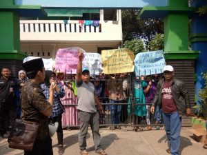 Protes PPDB, Warga Segel Gerbang Sekolah_Foto Bantenhariini_Aep.BHI