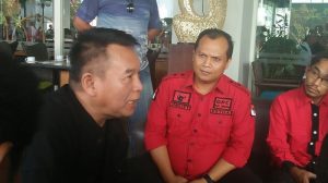 Ketua DPD PDI Perjuangan Jawa Barat, TB Hasanuddin (kiri), dan Ketua DPC PDIP Kabupaten Cirebon, Mustof (kedua kiri), saat ditemui di Hotel Aston Cirebon, Jl Brigjend Dharsono, Kabupaten Cirebon, Kamis (25/10/2018). ©tribunjabar/ahmad imam baehaqi